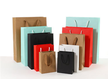 acheter Les biens ont coloré des sacs de transporteur de papier Matt/la manipulation extérieure stratification brillante fabrication en ligne