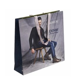 Les sacs en papier à la mode avec le logo ont imprimé la dureté élevée adaptée aux besoins du client de taille fournisseur