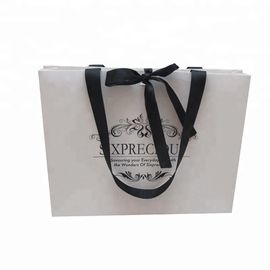 Les sacs en papier à la mode avec le logo ont imprimé la dureté élevée adaptée aux besoins du client de taille fournisseur