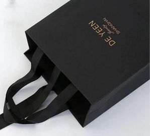 Petits sacs en papier noirs professionnels, sacs en papier personnalisés avec la poignée de ruban fournisseur