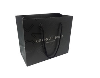 acheter La coutume à extrémité élevé a imprimé des sacs en papier/la disposition extérieure de relief par sacs de papier cadeau de noir fabrication en ligne