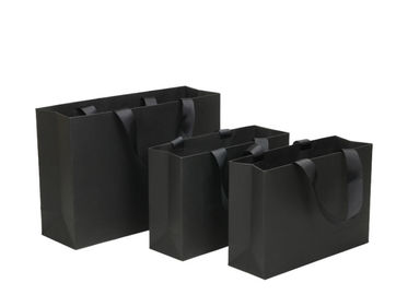 acheter Les sacs de transporteur de papier mous de noir de bord, cadeau réutilisé met en sac la diverse forme disponible fabrication en ligne