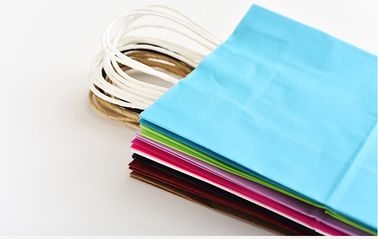 La couleur bleue a imprimé le logo de Customzied de sacs en papier de Papier d'emballage avec la poignée de papier tordue fournisseur