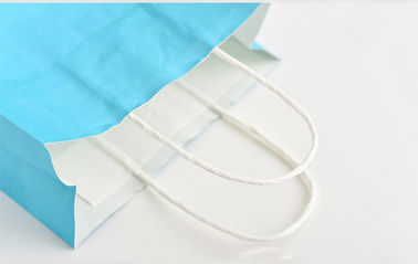 La couleur bleue a imprimé le logo de Customzied de sacs en papier de Papier d'emballage avec la poignée de papier tordue fournisseur