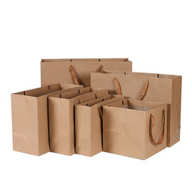 Les sacs plats de cadeau de Brown de plaine de poignée ont adapté les biens aux besoins du client biodégradables de logo fournisseur