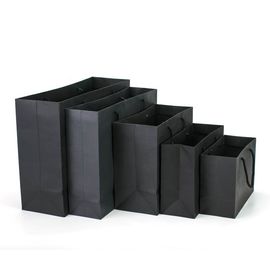 Sacs imprimés personnalisés de carton avec des poignées, sacs de transporteur de papier noirs fournisseur