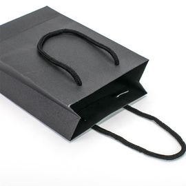 Sacs imprimés personnalisés de carton avec des poignées, sacs de transporteur de papier noirs fournisseur