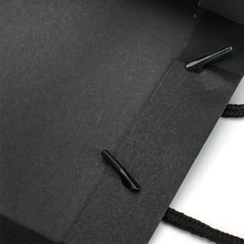Sacs imprimés personnalisés de carton avec des poignées, sacs de transporteur de papier noirs fournisseur