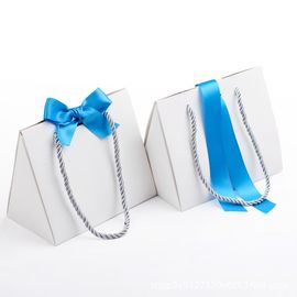 Les sacs à provisions de carton de forme de triangle, ruban ont ridé des sacs en papier fournisseur