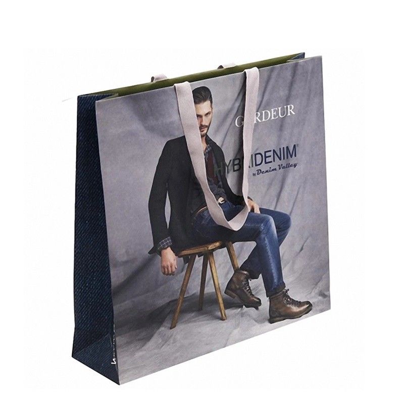 Les sacs en papier à la mode avec le logo ont imprimé la dureté élevée adaptée aux besoins du client de taille fournisseur