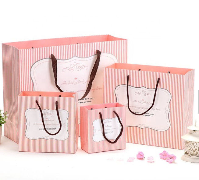 Matériel imprimé belle par coutume de papier d'art de sacs en papier toute taille disponible fournisseur