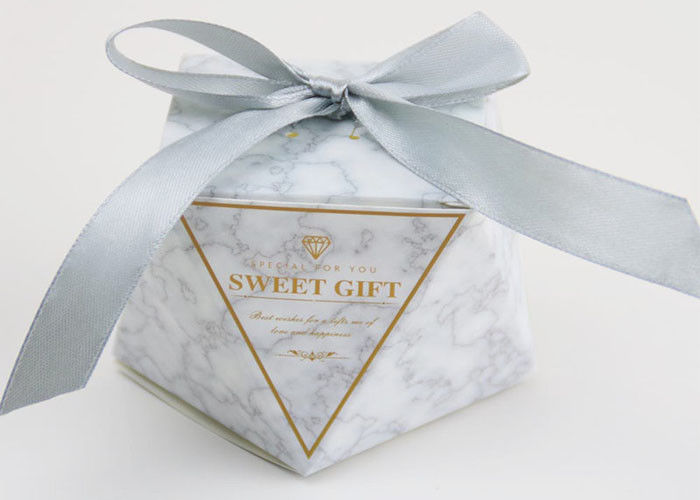 La sucrerie élégante nouvelle de faveur de mariage enferme dans une boîte différentes couleurs du poids 7g disponibles fournisseur