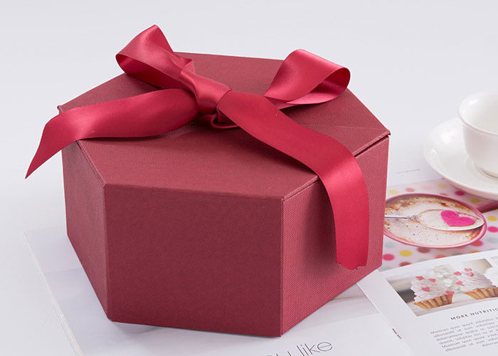 Taille de boîte-cadeau imprimée par coutume d'hexagone 24,5 * 21,3 * 10.5cm avec le ruban fournisseur