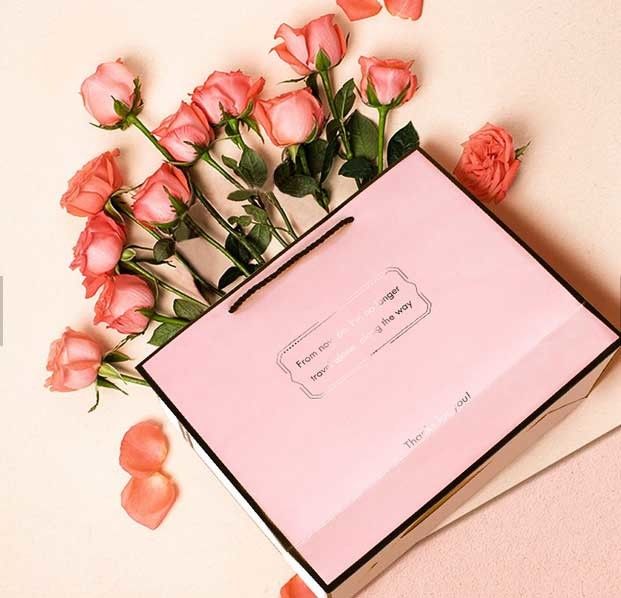 La couleur rose a personnalisé l'ODM/OEM populaires de papier de sacs à provisions disponibles fournisseur