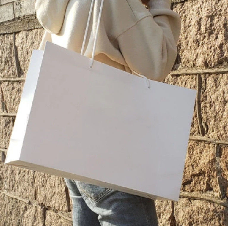 Les sacs en papier blancs simples réutilisables, les sacs en papier faits sur commande lissent le bord mou fournisseur