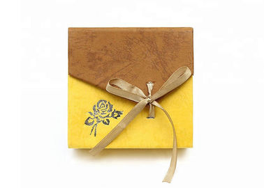 Good price Boîte-cadeau élégant de lien de ruban, épousant des boîtes de faveur avec le finissage gravant en refief UV en ligne